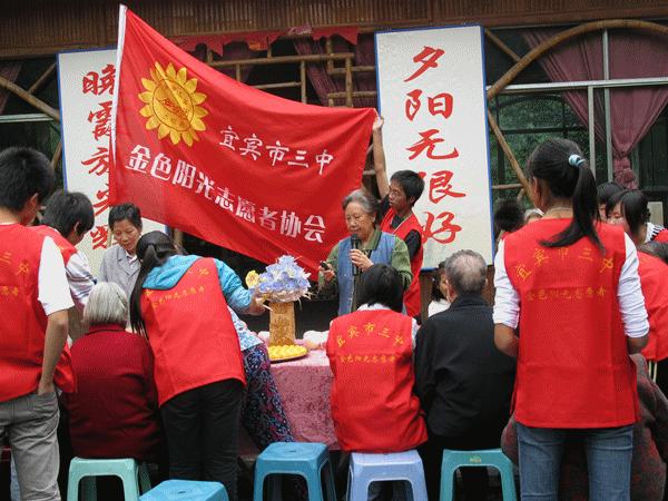 三名中学生拾金不昧,三中校园拾金不昧好人好事报道