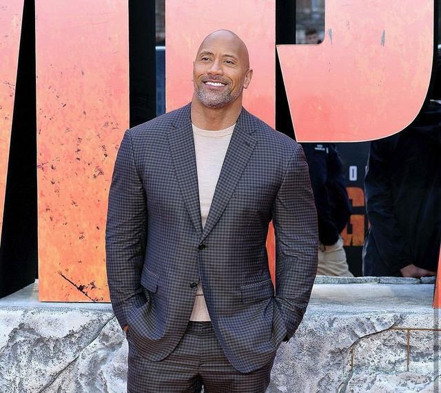 强森穿独角兽的粉色衣服,强森紧身衣