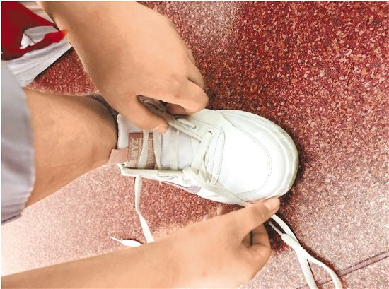 初三孩子不会系鞋带,中学三成新生不会系鞋带