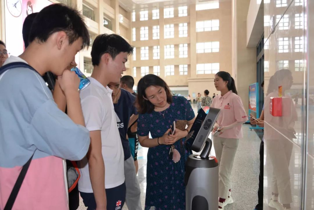 快看，导医“小精灵”康康来了