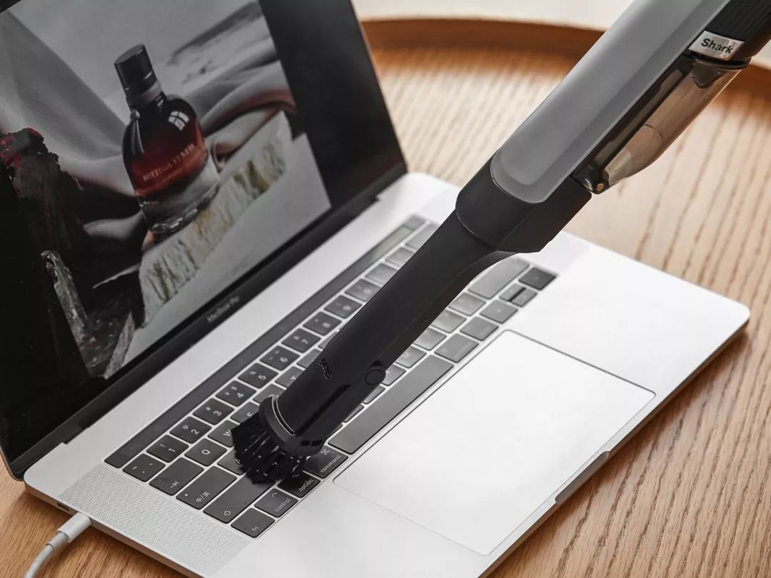 这个吸尘器超轻、迷你、吸力强，哪都能吸丨界界好物馆