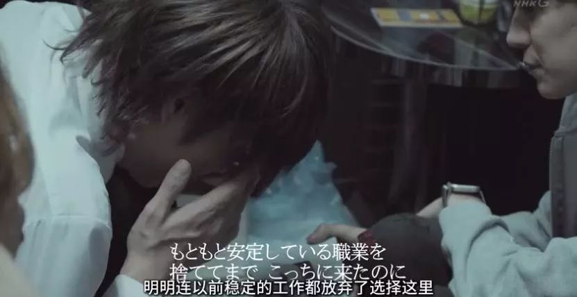 *拍偷**岛国牛郎店,一夜狂揽5500万,比男优更赚钱的就是他了