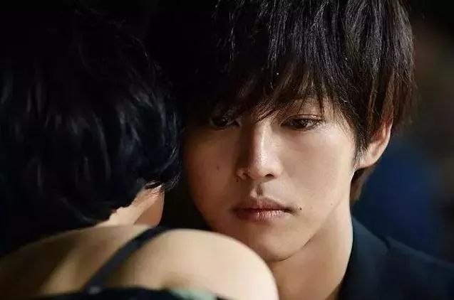 *拍偷**岛国牛郎店,一夜狂揽5500万,比男优更赚钱的就是他了