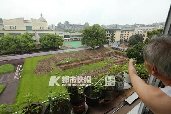 杭四中吴山校区操场挖了一个多月这个圆圆的东西到底是啥？