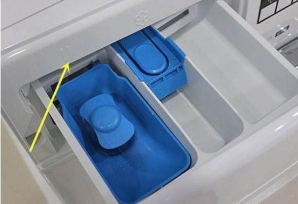 滚筒洗衣机衣服放多了怎么拿出来,滚筒洗衣机下面小盒子拿不出来