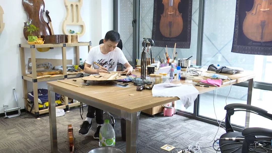 海门有个能人，正修复一把近300年的德国大提琴