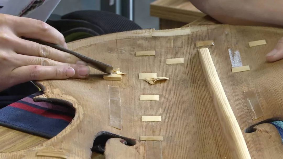 海门有个能人，正修复一把近300年的德国大提琴