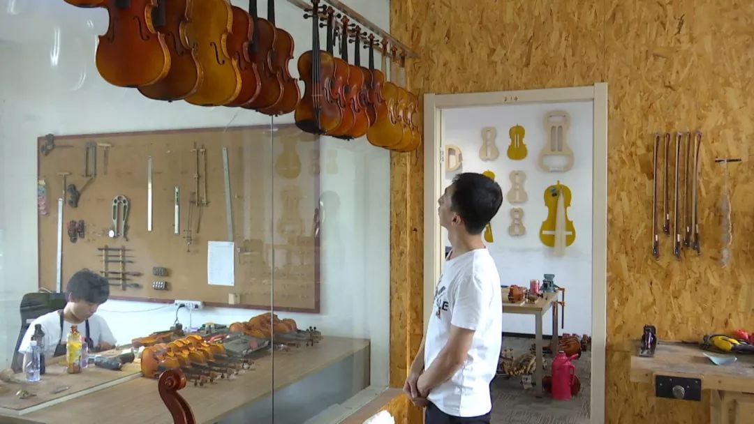 海门有个能人，正修复一把近300年的德国大提琴