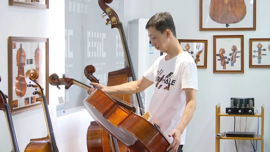海门有个能人，正修复一把近300年的德国大提琴