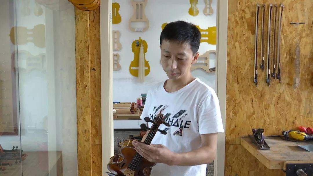 海门有个能人，正修复一把近300年的德国大提琴