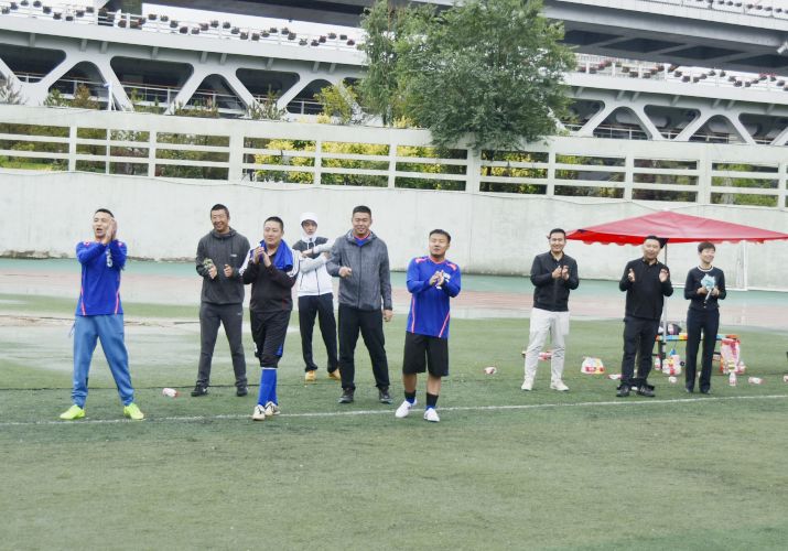 风雨无阻体育精神,赛场上的拼搏精神足球