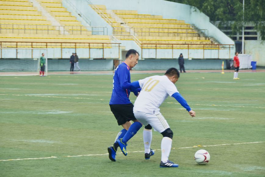 风雨无阻体育精神,赛场上的拼搏精神足球
