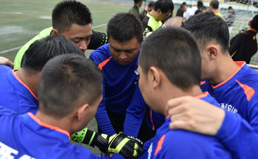 风雨无阻体育精神,赛场上的拼搏精神足球