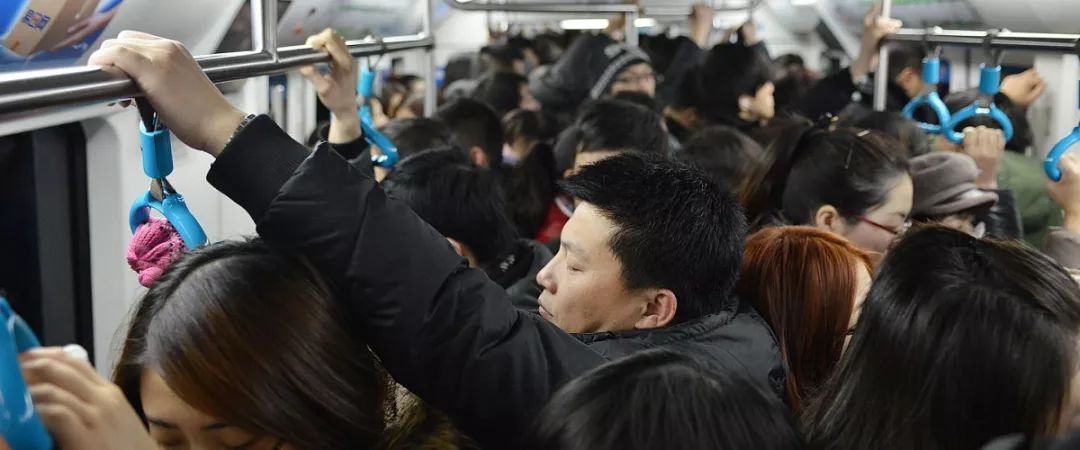 早晨8点的北京八通线，刚毕业的广院人都在这里睡过回笼觉