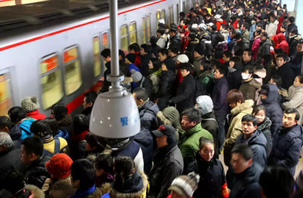 早晨8点的北京八通线，刚毕业的广院人都在这里睡过回笼觉