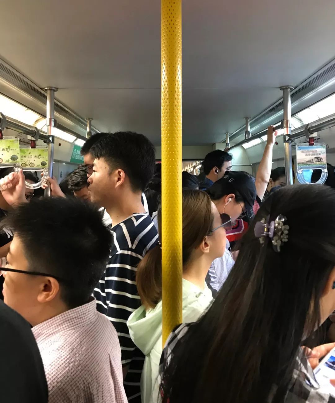 早晨8点的北京八通线，刚毕业的广院人都在这里睡过回笼觉