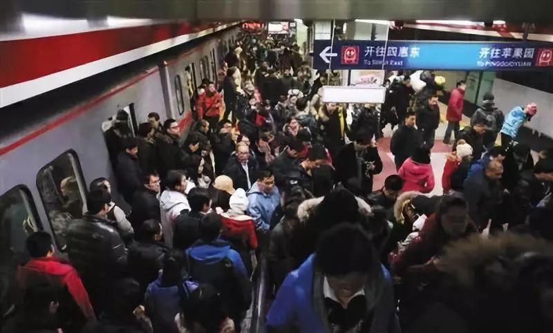 早晨8点的北京八通线，刚毕业的广院人都在这里睡过回笼觉