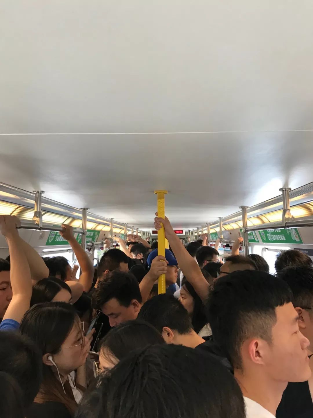 早晨8点的北京八通线，刚毕业的广院人都在这里睡过回笼觉