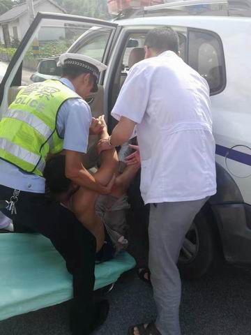 岳西姚河：大货刹车失灵撞路边，车头严重变形