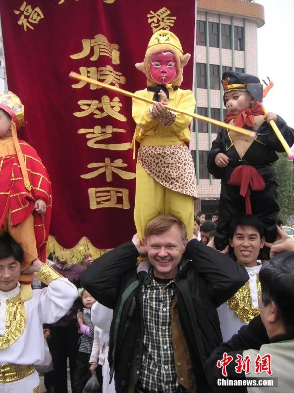 25年两次环游中国，这名老外却说，我越来越不了解中国……小新推荐