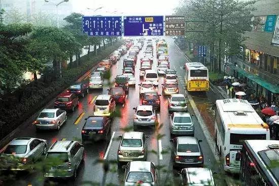 暴雨天气上学需要注意什么,开学第一天迎来一场大暴雨