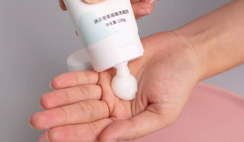 拒绝“螨虫脸”！5秒揉一揉，螨虫全出来了，痘痘黑头全没了