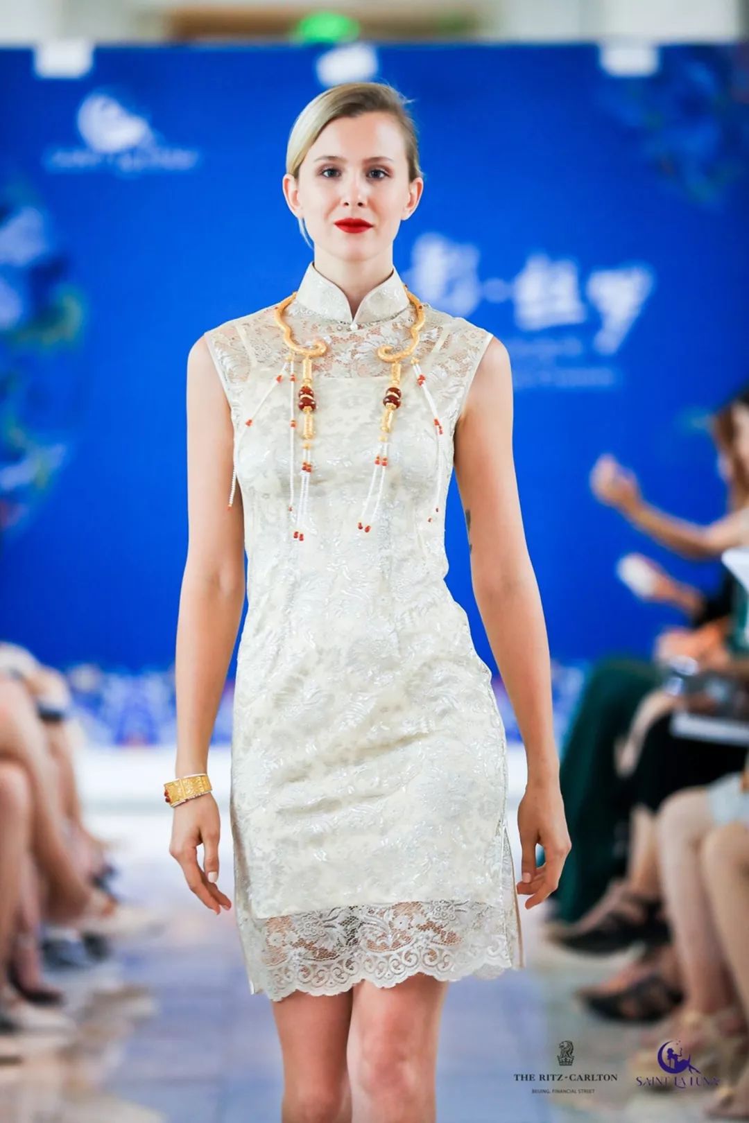 北京金融街丽思卡尔顿酒店携手“SAINTLALUNA”女装举办“云影·丝罗”早秋艺术高定发布