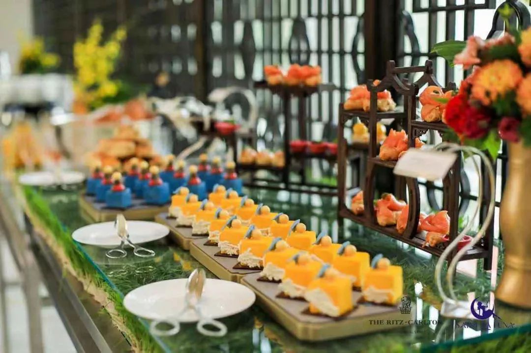 北京金融街丽思卡尔顿酒店携手“SAINTLALUNA”女装举办“云影·丝罗”早秋艺术高定发布