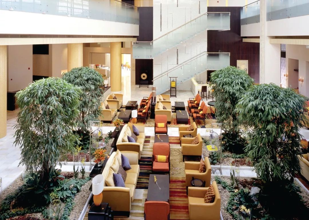 北京金融街丽思卡尔顿酒店携手“SAINTLALUNA”女装举办“云影·丝罗”早秋艺术高定发布