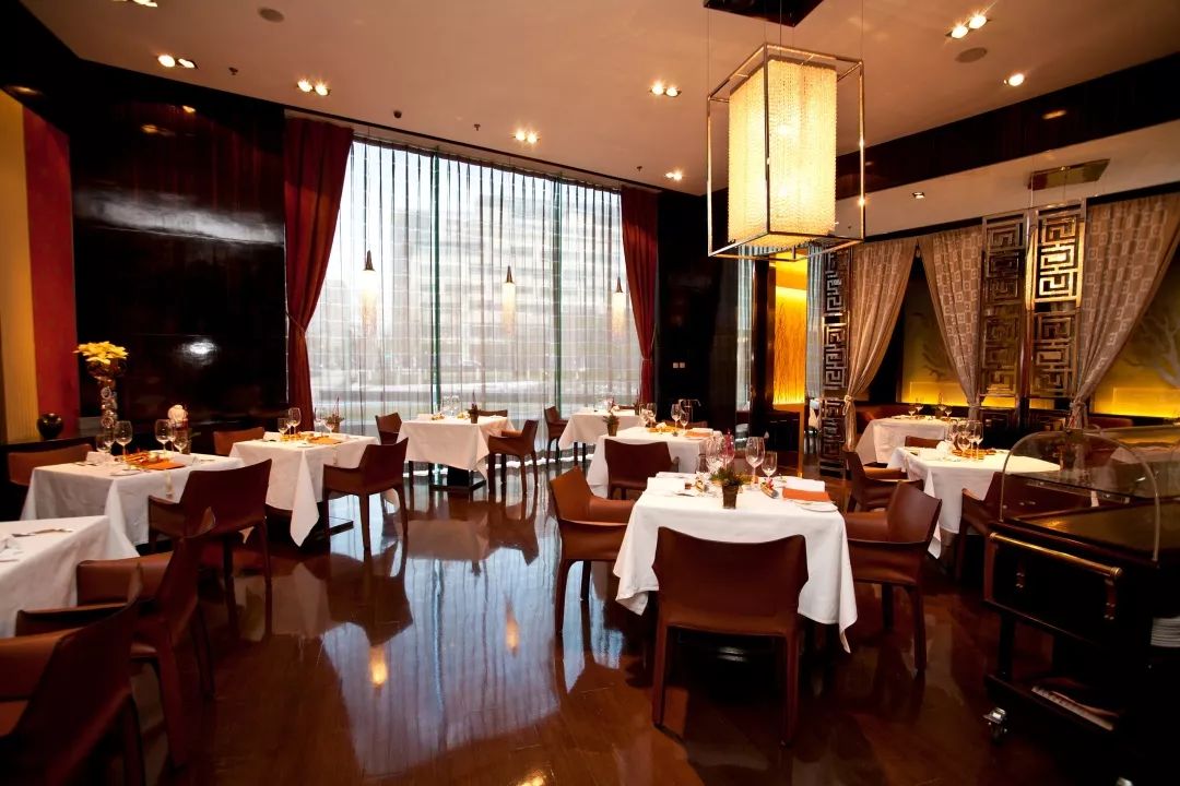 北京金融街丽思卡尔顿酒店携手“SAINTLALUNA”女装举办“云影·丝罗”早秋艺术高定发布