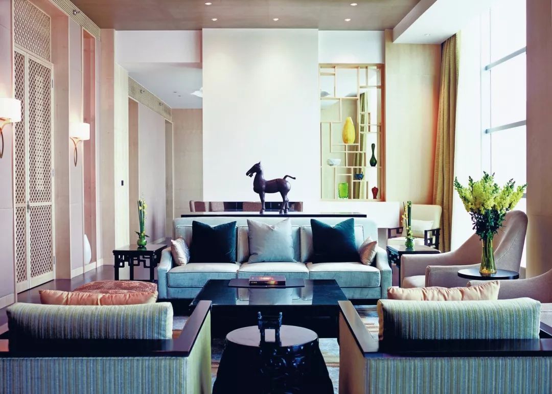 北京金融街丽思卡尔顿酒店携手“SAINTLALUNA”女装举办“云影·丝罗”早秋艺术高定发布