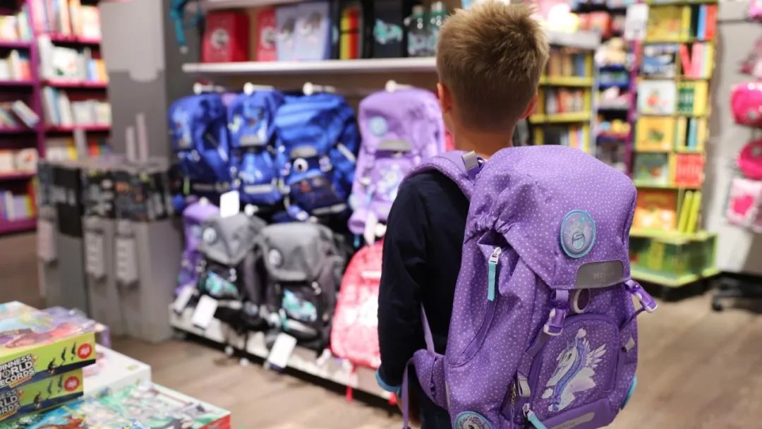 我是男孩,我喜欢紫色书包!一位挪威妈妈的刷屏日记