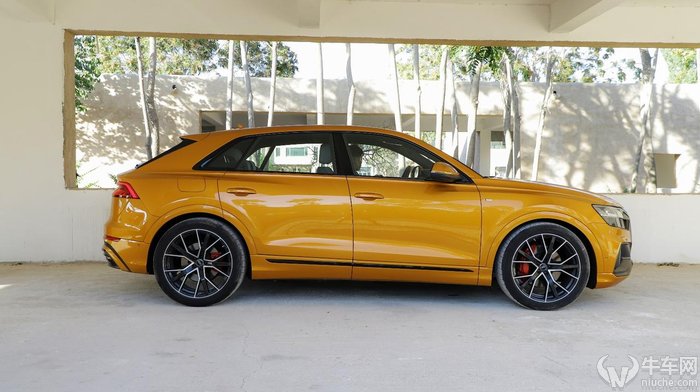 q8奥迪2022款试驾视频夜间,宝马x5和奥迪q8试驾哪个更值