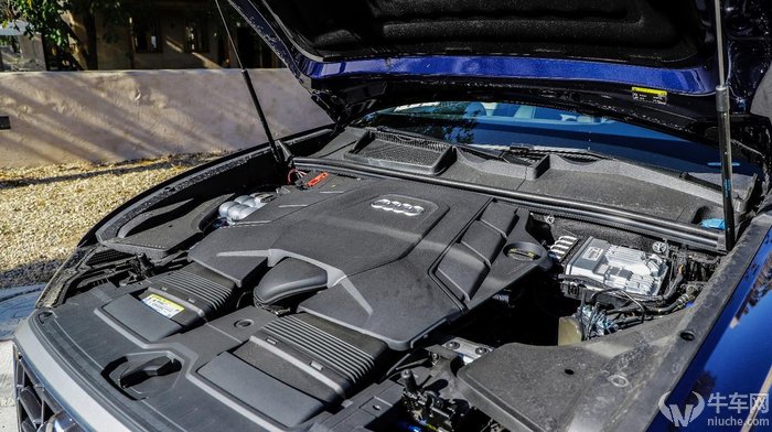 q8奥迪2022款试驾视频夜间,宝马x5和奥迪q8试驾哪个更值