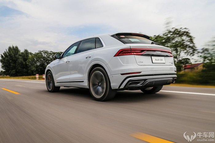 q8奥迪2022款试驾视频夜间,宝马x5和奥迪q8试驾哪个更值