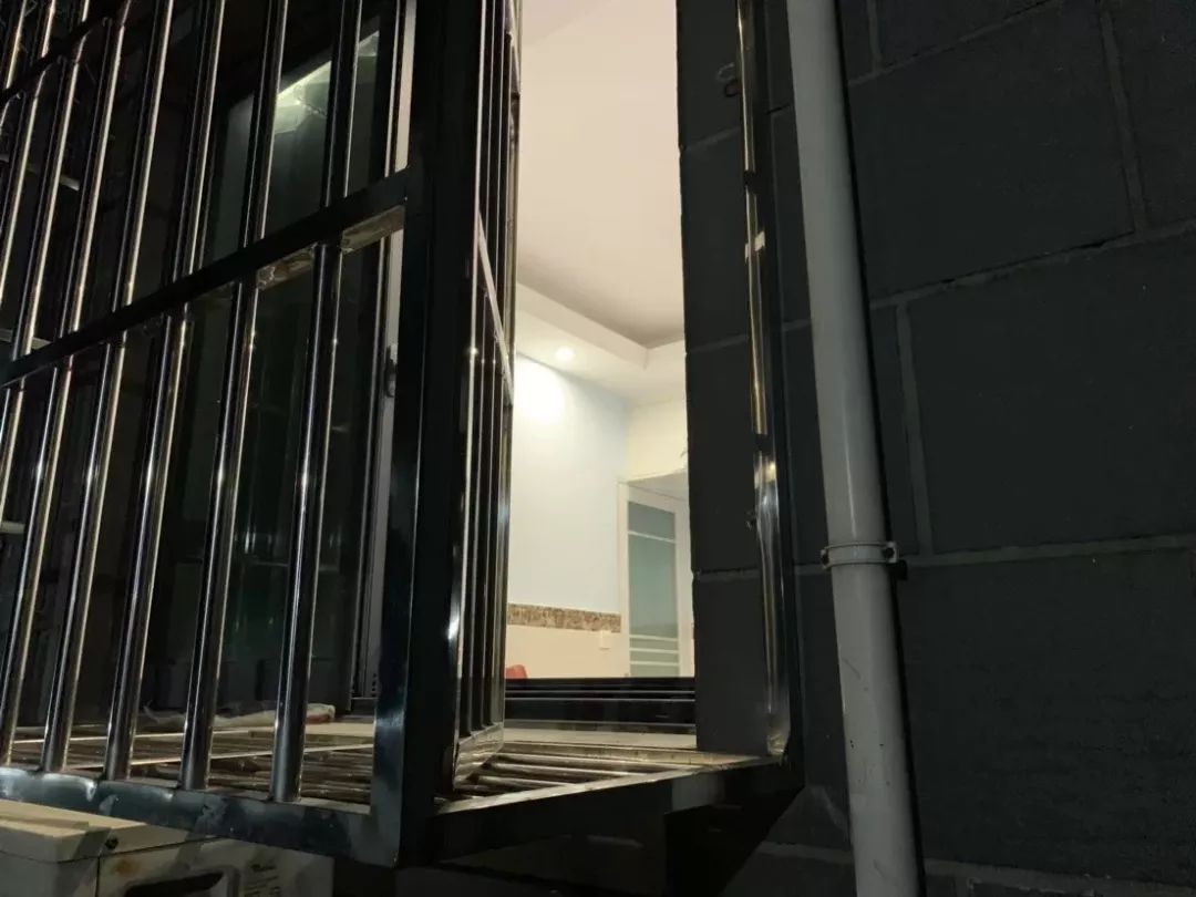 “叮咚”！凌晨3点床底传来手机声，杭州姑娘一看，有双男人的眼睛…