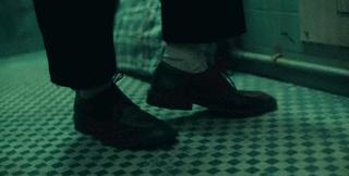 它因为尺度太大，被美国人*制抵**上映……