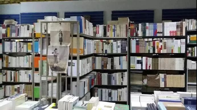 为什么书店越来越像会所、咖啡厅？