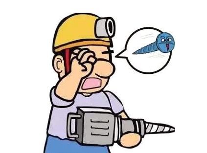 眼球被钉子刺穿,看着就痛工人不慎被钢筋刺入面部