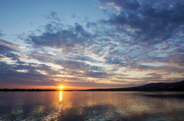 凌晨四点看海还是凌晨四点看日出,凌晨两点看日出和晚上11点