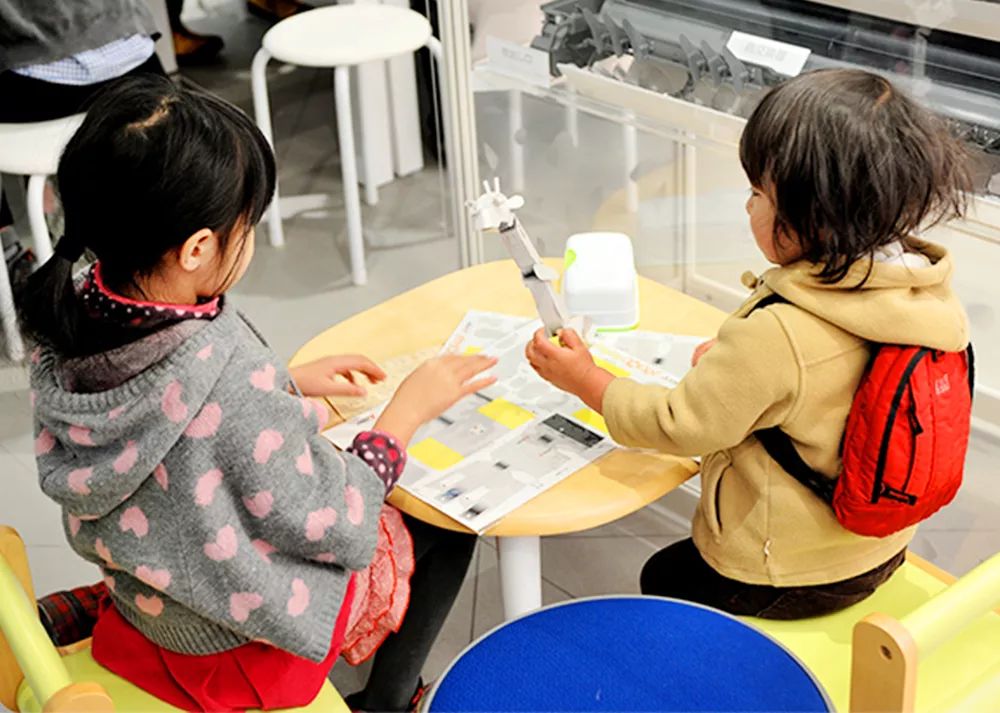 日本又出“变态”级玩具:一张纸,孩子能玩儿一整天!丨明日团