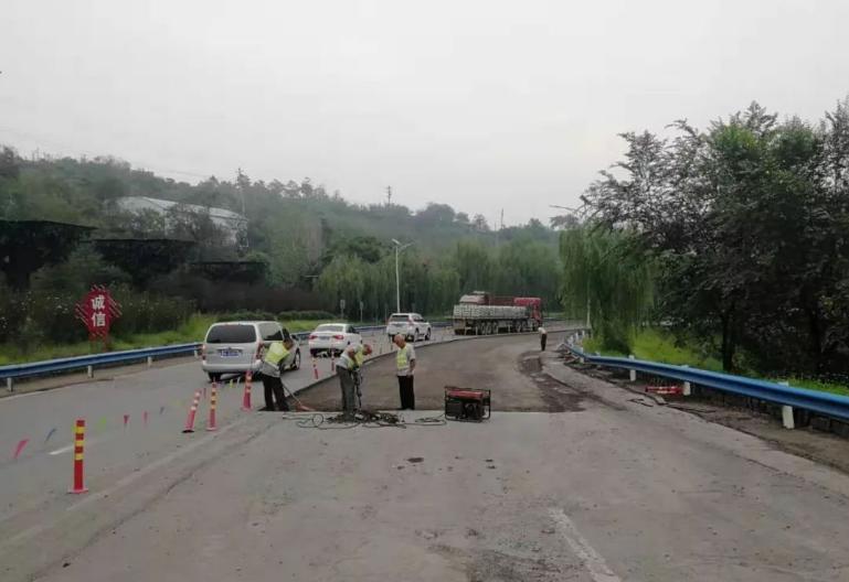 这条路修好了两年了还没通车,历时一年这条路终于修好了