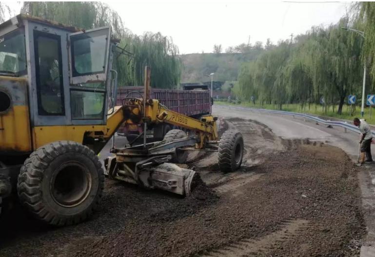 这条路修好了两年了还没通车,历时一年这条路终于修好了