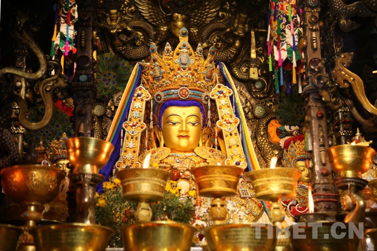 大昭寺镇寺之宝的刷金仪式