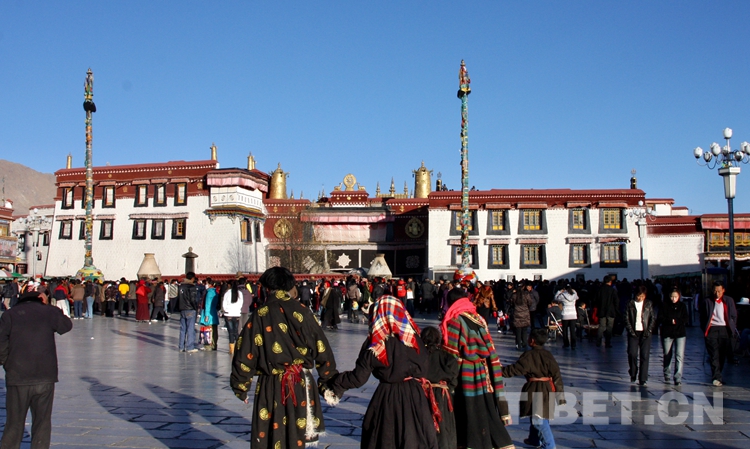 大昭寺镇寺之宝的刷金仪式