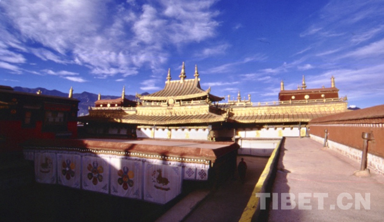 大昭寺镇寺之宝的刷金仪式