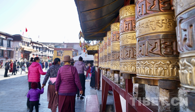 大昭寺镇寺之宝的刷金仪式