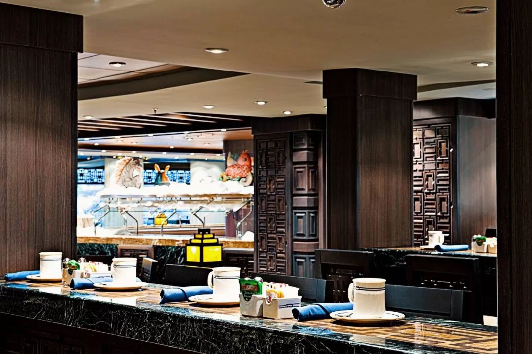 镶嵌47400颗水晶的楼梯花2千万登上这艘船的20万人都来打卡拍照