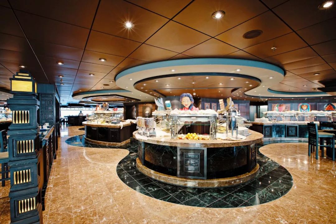 镶嵌47400颗水晶的楼梯花2千万登上这艘船的20万人都来打卡拍照