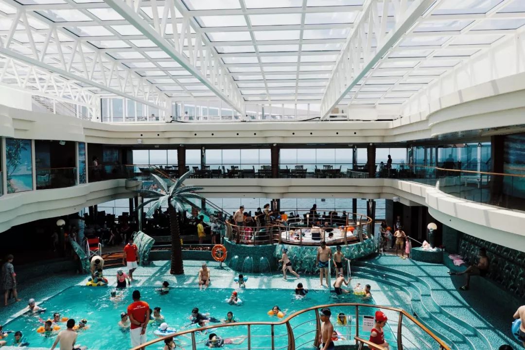 镶嵌47400颗水晶的楼梯花2千万登上这艘船的20万人都来打卡拍照